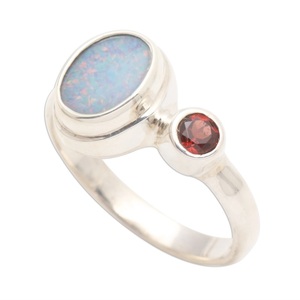Anillo de Ópalo y Granate Hecho a Mano, Plata de Ley 925, Anillo de Compromiso Minimalista con Promesa de Amor para Mujer - Product Image 2