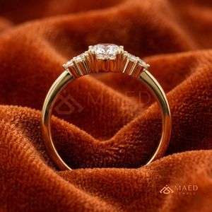 Bague à trois pierres en moissanite pour femme, couleur or, bijoux de fiançailles et d'anniversaire, style élégant pour un usage quotidien - Product Image 3