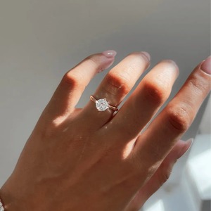 Bague classique en or jaune avec diamant de laboratoire rond de 1 carat, bijoux fins, vente en gros - Product Image 4