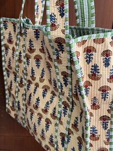 Bolso tote informal de algodón acolchado con estampado floral decorativo hecho a mano, ideal para viajes diarios y artículos esenciales. - Product Image 3