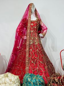 Elegante Vestido de Novia Largo con Falda Amplia de Tela de Red y Detalles de Pedrería Jarkan, con Dupatta a Juego, Ropa para Mujeres Indias y Pakistaníes - Product Image 2