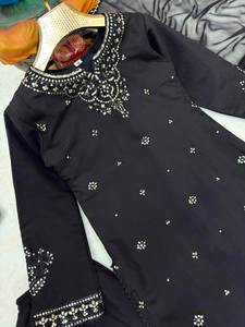 Ensemble prêt-à-porter en soie romaine avec broderie de fil de créateur et travail de zari à sequins de 5 mm, comprenant un haut, un pantalon palazzo et un dupatta en georgette. - Product Image 5