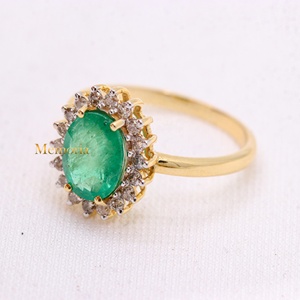 Bague en or jaune massif 14 carats avec émeraude ovale naturelle et halo de diamants en forme de soleil, Memoria Jewels, vente en gros - Product Image 5