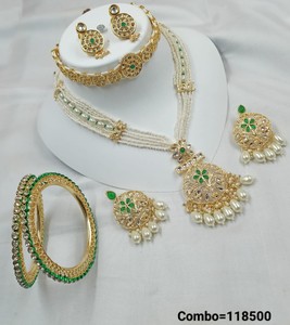 Conjunto de Dos Piezas de Joyería Étnica con Perlas Moti, Collar Gargantilla Chapado en Oro y Brazaletes para Mujeres y Niñas, Aniversario - Product Image 1