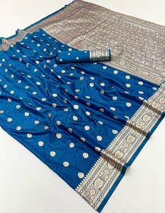 Sari en soie Banarasi douce avec un pallu riche et un travail de tissage Zari de haute qualité, sari de créateur à grande bordure avec chemisier en soie contrastant - Product Image 3