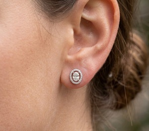 Boucles d'oreilles clous solitaires à halo géométrique en or blanc véritable 14K, avec diamant ovale flottant de laboratoire certifié IGI 0,50 carat et fermoir push-back - Product Image 1