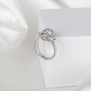 Anillo de Compromiso con Diamante Cultivado en Laboratorio de 3 Quilates, Corte Ovalado, Tres Piedras, Piedras Laterales en Forma de Media Luna, Oro Blanco de 18k, Certificado IGI - Product Image 4