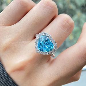 แหวนอะความารีนทรงหัวใจประดับเพชรรอบวง ทองคำขาว 18K งานแฮนด์เมด สำหรับหมั้นและแต่งงาน เครื่องประดับชั้นดี ของขวัญสำหรับผู้หญิง สวยสง่า - Product Image 3