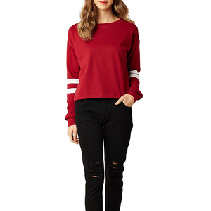 Sweat-shirt à col rond à manches longues rouge pour femme, couleur unie, en coton tricoté, haut décontracté avec des rayures blanches sur les manches - Product Image 1