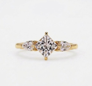 Anillo de compromiso de diamante cultivado en laboratorio de 1.35 quilates, color E, VVS2, corte princesa, platino 950, listo para enviar, anillo de tres piedras, regalo de aniversario - Product Image 4