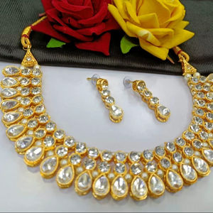 Parure de bijoux ethnique traditionnelle en alliage plaqué argent avec collier ras-du-cou et boucles d'oreilles à motif floral en strass de cristal pour fiançailles et anniversaire - Product Image 1