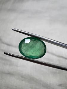 Émeraude Sakota naturelle, taille ovale, 4,77 carats, pierre précieuse verte, haute qualité, vente en gros - Product Image 1