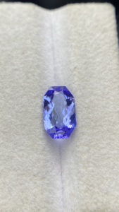 Pierre précieuse naturelle certifiée Tanzanite de forme fantaisie, avec une couleur et un éclat excellents, Zoisite naturelle, 1,97 carat, pierre précieuse en vrac - Product Image 4