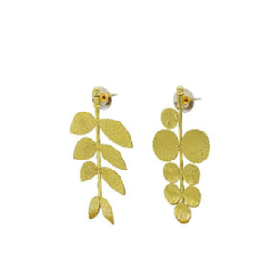 Boucles d'oreilles pendantes asymétriques texturées en forme de feuille plaquées or tendance pour femme, collection festive pour fêtes - Product Image 4