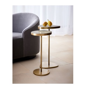 Juego de 2 mesas auxiliares modernas con diseño de nido, redondas y triangulares, con detalles de concha de capiz y base de pedestal de latón antiguo, estilo delgado. - Product Image 4