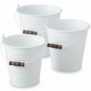 Seau en métal blanc en gros avec poignée en bois, seau durable en acier galvanisé pour la décoration de ferme et la jardinerie - Product Image 1