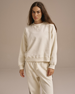 Ensemble de survêtement décontracté haut de gamme pour femme : sweat-shirt à col rond et pantalon de survêtement large, personnalisable en gros (OEM) - Product Image 3