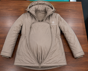 เสื้อแจ็คเก็ตสำหรับคุณแม่ตั้งครรภ์ OEM สำหรับฤดูหนาว กันน้ำ อุ่นสบาย พร้อมแผงสำหรับอุ้มเด็ก - Product Image 6