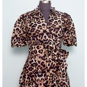 Robe midi pour femme à imprimé léopard 100% coton, très vendue, écologique et lavable, respirante, imprimé animal, col en V, robe longue - Product Image 4