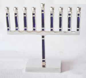 เชิงเทียนฮานุกคาอะลูมิเนียม |   เชิงเทียน 9 กิ่ง ทำมือ ทนทาน ทนความร้อน เป็นมิตรกับสิ่งแวดล้อม |   สีทองเมทัลลิกสุดหรู - Product Image 5