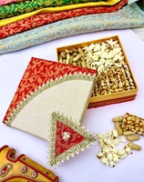 Coffret en brocart riche et élégant, accompagné d'un haut de gamme triangulaire décoré, coffret cadeau orné de perles et de motifs traditionnels, paniers de mariage.