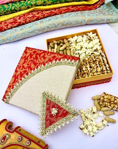 Caja de regalo de brocado de lujo con un elegante top triangular decorado, caja de regalo con perlas y motivos tradicionales, cestas de regalo para bodas. - Product Image 1