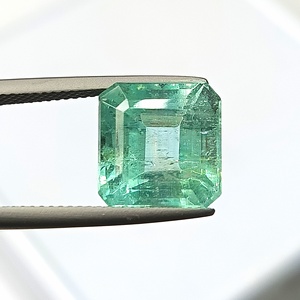 Esmeralda Nigeriana Natural, Corte Octogonal, 8.95 Ct, Gema Facetada (11.2x11.6x9.1mm), Color Verde con Efecto de Fuego, para Joyería - Product Image 1