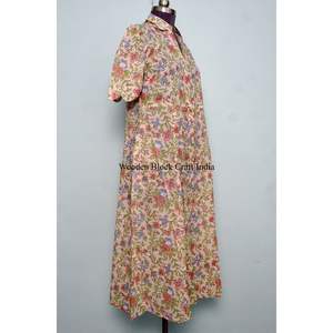 Robe midi florale Kangura pour femme, 100 % coton écologique, style Kangura, col en V, manches courtes, boutons décoratifs, lavable. - Product Image 3