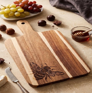 Preciosa tabla de servir rectangular clásica con un lindo recorte en forma de corazón y cuerda rústica para colgar, disponible a precio de mayoreo. - Product Image 3