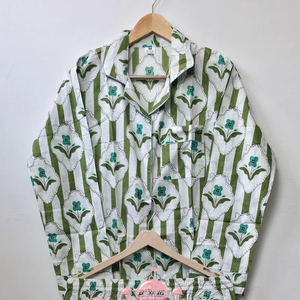Conjunto de Pijama de Algodón Tejido con Estampado Floral Hecho a Mano para Mujer, Elegante Ropa de Dormir a Rayas Verde Salvia para Verano - Product Image 1