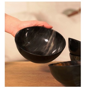 Bol de service artisanal en corne, best-seller, écologique, design moderne et minimaliste, tons bruns, poli, léger (0,4 kg) - Product Image 4