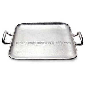 Plato Redondo Plateado con Borde Festoneado, Orgánico, con Diseño Martillado y Relieve Profundo, para Frutas y Charcutería, Ideal para Catering de Eventos de Lujo - Product Image 4