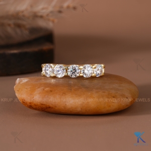 แหวนแต่งงานทองคำขาว 14K ประดับเพชรทรงกลม 5 เม็ด แบบครึ่งวง แหวนครบรอบแต่งงานสำหรับผู้หญิง - Product Image 1