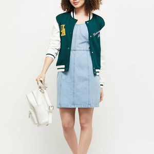 Nueva Chaqueta Varsity Corta de Satén para Mujer, Estilo Universitario, con Forro Suave, Chaqueta Bomber, Chaqueta Varsity de Satén con Letras - Product Image 4