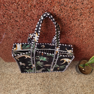 กระเป๋าโท้ทผ้าควิลท์ลายเสือดาว ม้าลาย ต้นปาล์มเขตร้อน ปิดด้วยซิป ผ้าฝ้ายเนื้อนุ่ม เย็บแบบกันธา - Product Image 5