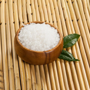 Cristaux de sel marin blanc naturel grossier, qualité alimentaire, assaisonnement culinaire pour la cuisine, la restauration et les services alimentaires - Product Image 1