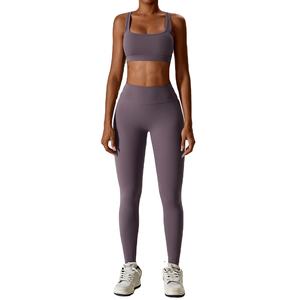 Ensemble de yoga pour femmes à la mode avec logo personnalisé Conception sans couture Tissu spandex respirant pour le fitness et l'entraînement - Product Image 1