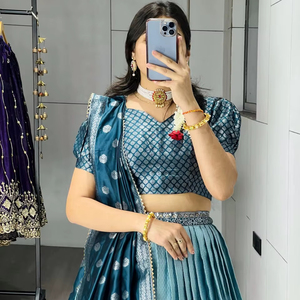 Colección de Lehengas de Seda Kanchipuram para Vestimenta Festiva - Product Image 1