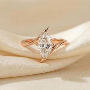 Anillo de compromiso de oro de 18 quilates y plata de ley 925 con diamante de corte marquesa cultivado en laboratorio y banda cruzada - Product Image 1
