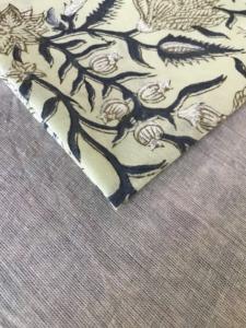 ผ้าฝ้ายพิมพ์ลายด้วยมือ – พื้นสีขาว พิมพ์ลายดอกไม้สีครามและสีน้ำตาล ลายจาล พิมพ์ลายดอกไม้แบบดั้งเดิมของอินเดีย - Product Image 4