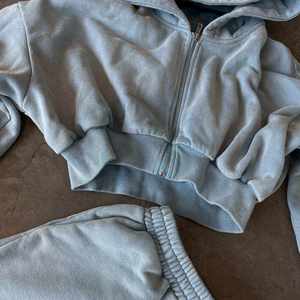 Conjunto de Sudadera Corta con Cremallera y Pantalones Cortos de Algodón para Mujer, Estilo Desgastado, Lavado Ácido, de 2 Piezas, Personalizado - Product Image 3