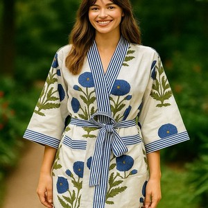 Kimono Blanco con Bordado Floral y Rayas Azules, Largo, Holgado, Ropa de Estar para Mujer, Primavera, Hecho a Mano en Algodón - Product Image 2