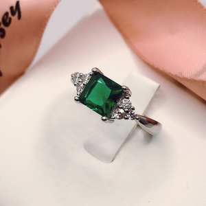 Anillo de Compromiso de Plata de Ley con Esmeralda Cuadrada Lucy, Piedra de Nacimiento de Mayo, Regalo de Aniversario de Bodas Número 55 - Product Image 2