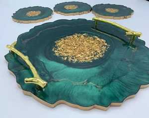 Plateau de service personnalisé en résine de fleurs séchées avec feuille d'or, plateau géode transparent bleu aqua avec poignées en métal style plume - Product Image 3