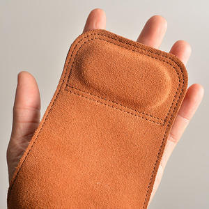 Sangles de musculation en cuir avec logo personnalisé pour tractions et levée de poids, avec coussinet de soutien du poignet et poignées de maintien - Product Image 4