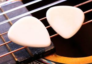 Lot de 2 plectres en os de buffle - Forme triangulaire traditionnelle de 2 mm - Sensation et sonorité terreuses - Guitare acoustique, mandoline, ukulélé - Product Image 2