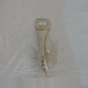Grande demande Ouvre-bouteille en métal de haute qualité Plaqué or Conception simple en relief Logo de couleur personnalisé Accessoire de mariage d'hôtel de luxe - Product Image 2