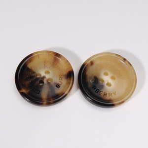 กระดุมหัวเข็มขัด 4 รู ทำจากเขาสัตว์เย็บมือ สีธรรมชาติ สำหรับเสื้อเชิ้ตหรือเสื้อสเวตเตอร์ งานฝีมือธรรมชาติ - Product Image 1