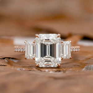 Bague en or jaune classique de luxe avec trois pierres et halo, diamant taille émeraude de 3,50 carats certifié IGI, cultivé en laboratoire, pour fiançailles et mariage - Product Image 1