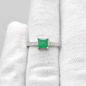 Anillo de compromiso de esmeralda natural y diamantes de corte princesa de 5.5 mm, en oro blanco macizo de 14k, proveedor mayorista de anillos de boda. - Product Image 4
